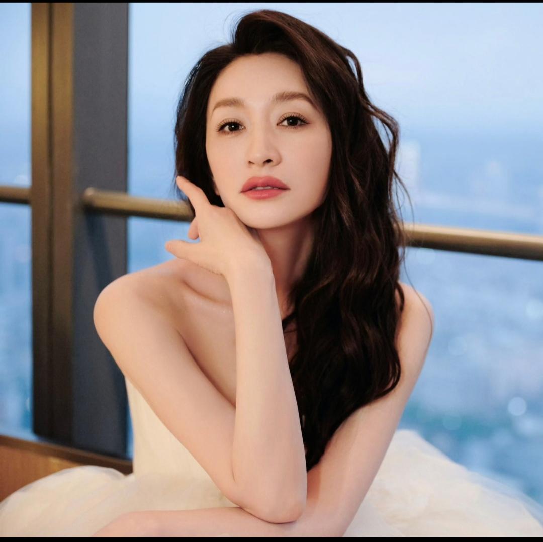 李小冉宣布离婚了，
再次给所有女人提了个醒，
你可以结婚，可以离婚，但一定不要因