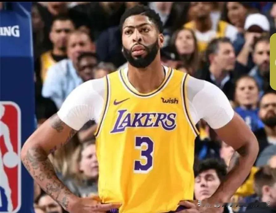 皇帝休战，众臣战国王，挺有意思的。
半场结束，66：65国王赢1分。
下半场戴维