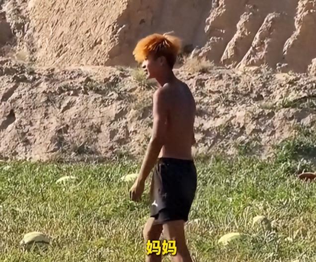 甘肃，博主花300元让一群搬瓜小伙写作文。男孩抽到“妈妈”二字，他写道：“瘦子、