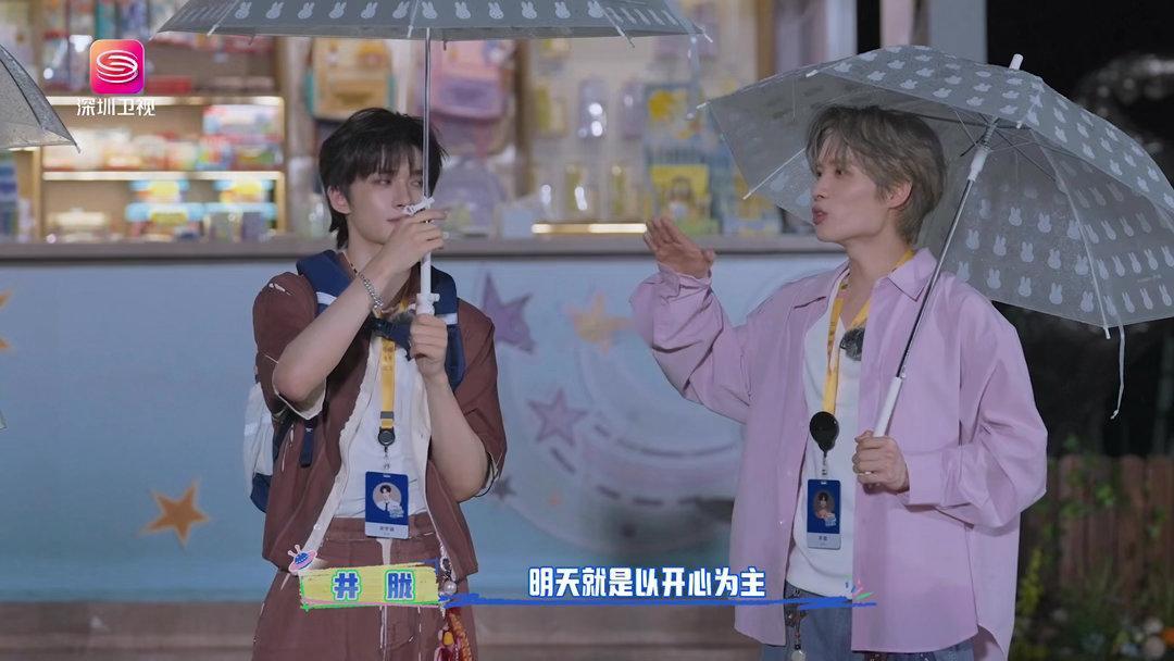 深圳暴雨零帧起手宇宙帮帮忙可怜的收银机没能躲过暴雨侵袭，进水直接停止工作。嘉宾一