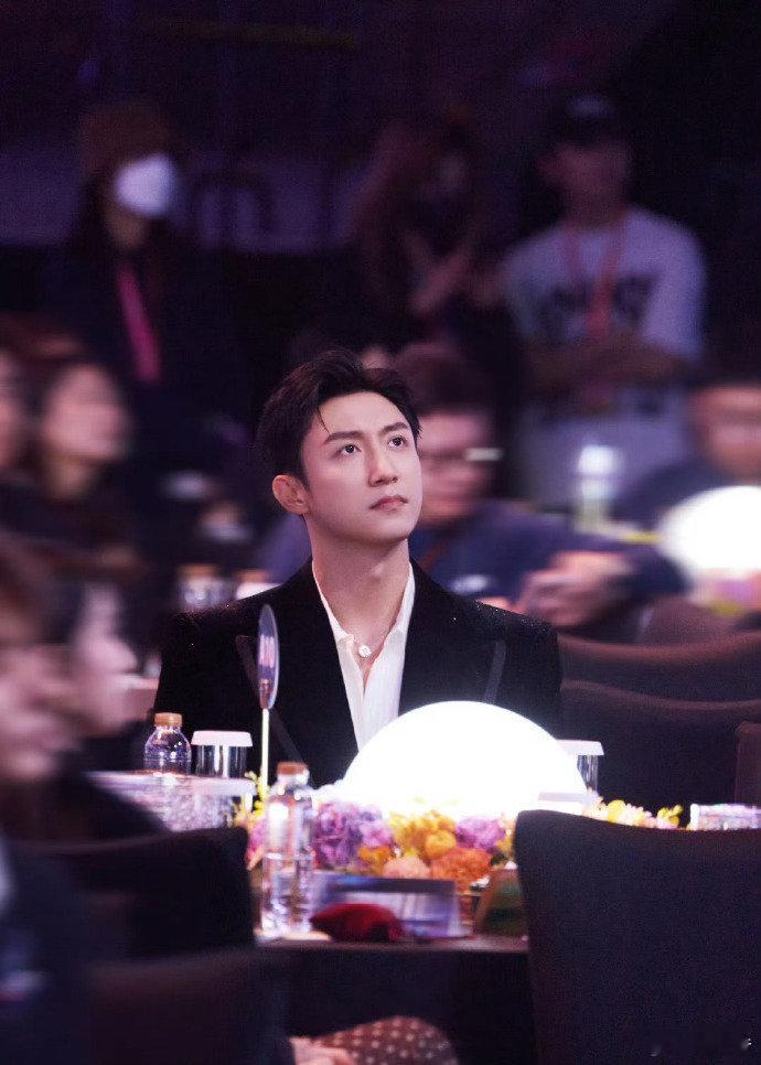 黄景瑜连续两年登顶尖叫之夜男星微指 数据抗打力 MAX！艺人数据波动期，他仍稳坐