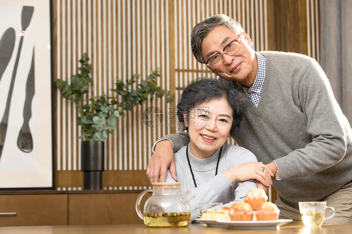 人过75岁，夫妻之间这4件事别再做了，不然晚年只剩孤单后悔
 
人这一辈子，最容