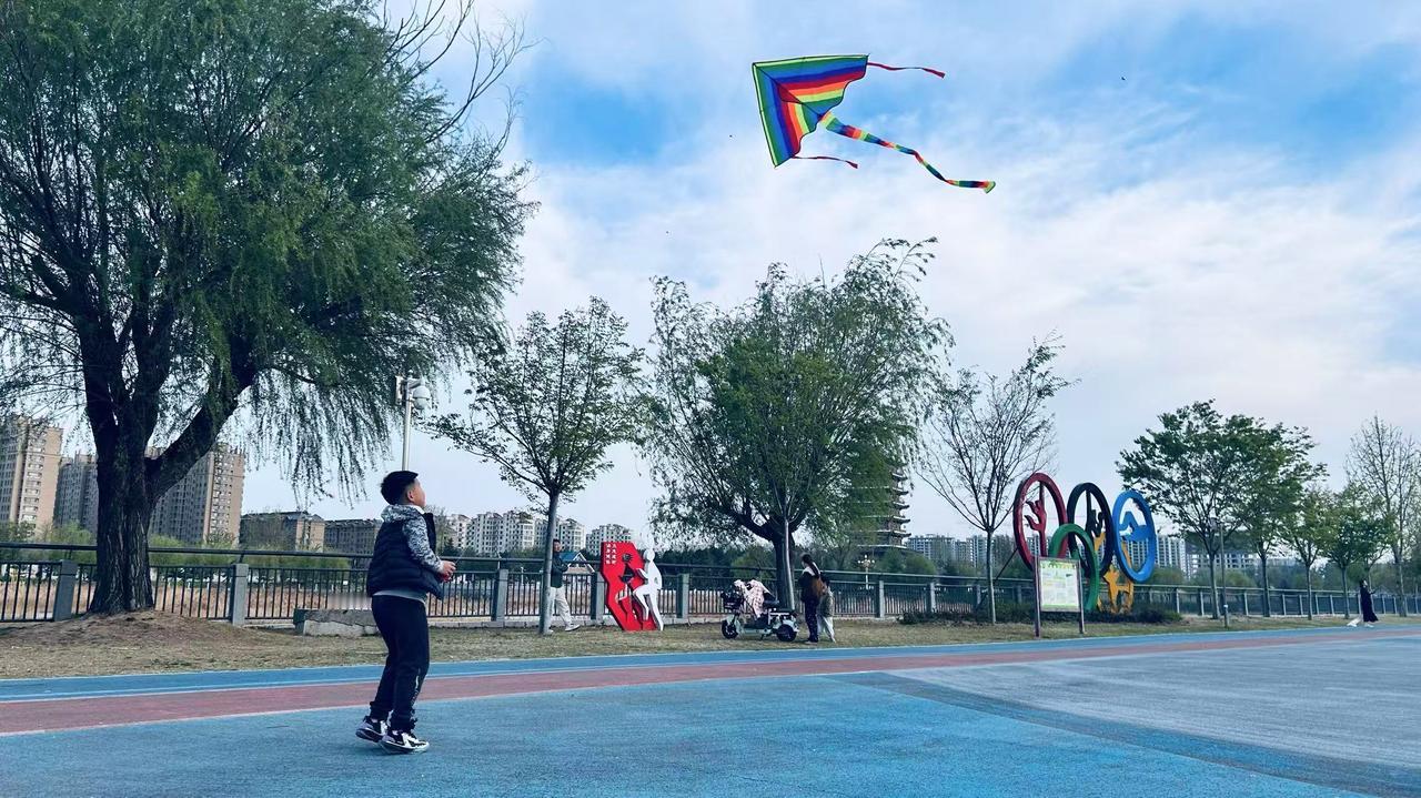 成长
昨晚，上上姥姥到我家给上上送草莓🍓。其实，上上不是多么喜欢吃草莓，上上就