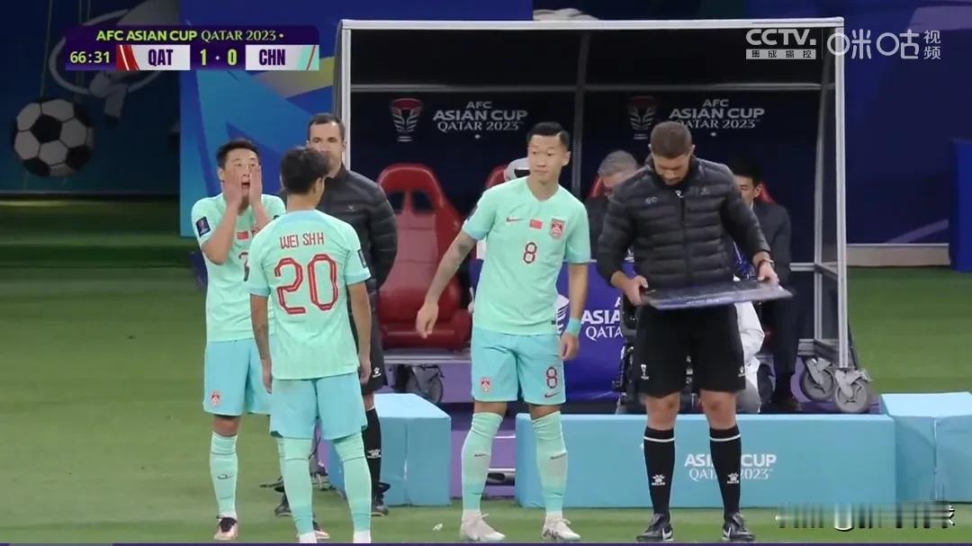 中国男足0-1输给卡塔尔，输赢不重要，但头型一定不能乱，无论是换下来的还是换上去