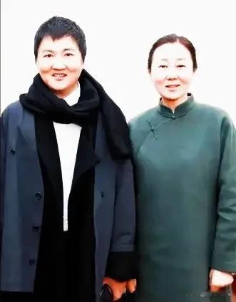 歌唱演员孙楠和妻子的合照。镜头下两人穿着中山装，有一种回到了五六十年代的时候的感