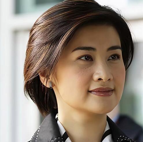 吴小莉第一次见同父异母的哥哥吴伯定，是在浙江新昌的破旧老屋里。
哥哥务农为生，侄
