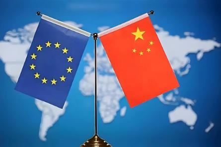 铁了心要“灭掉中国”？一股可怕力量到来了！以前大家总觉得美国是打压中国最凶的，动
