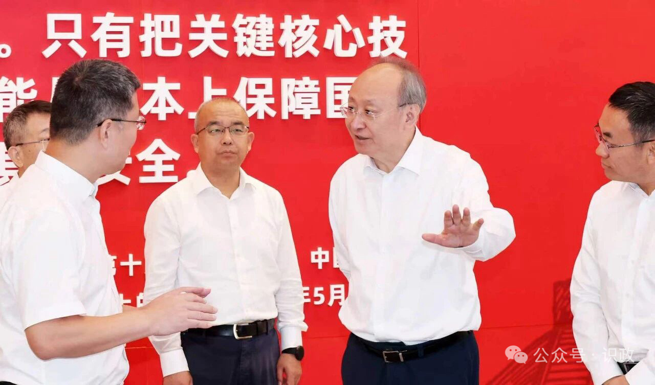 理想新MEGA内饰曝光理想最近很懂借势营销，昨天是杀鸡儆猴（电车小飞）今天又把市