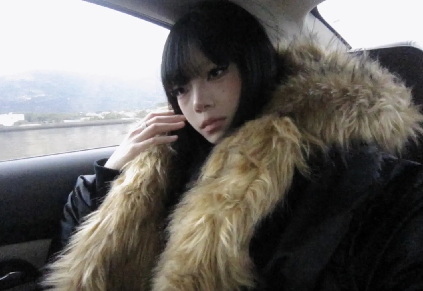 两种强烈的反差感。