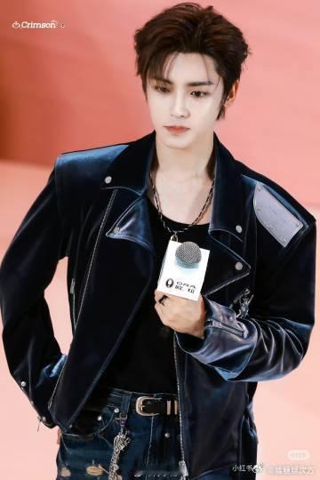 侯明昊在保定的生图状态真是太惊艳了，网友们纷纷回忆起“仇人无法释怀”这个话题，每