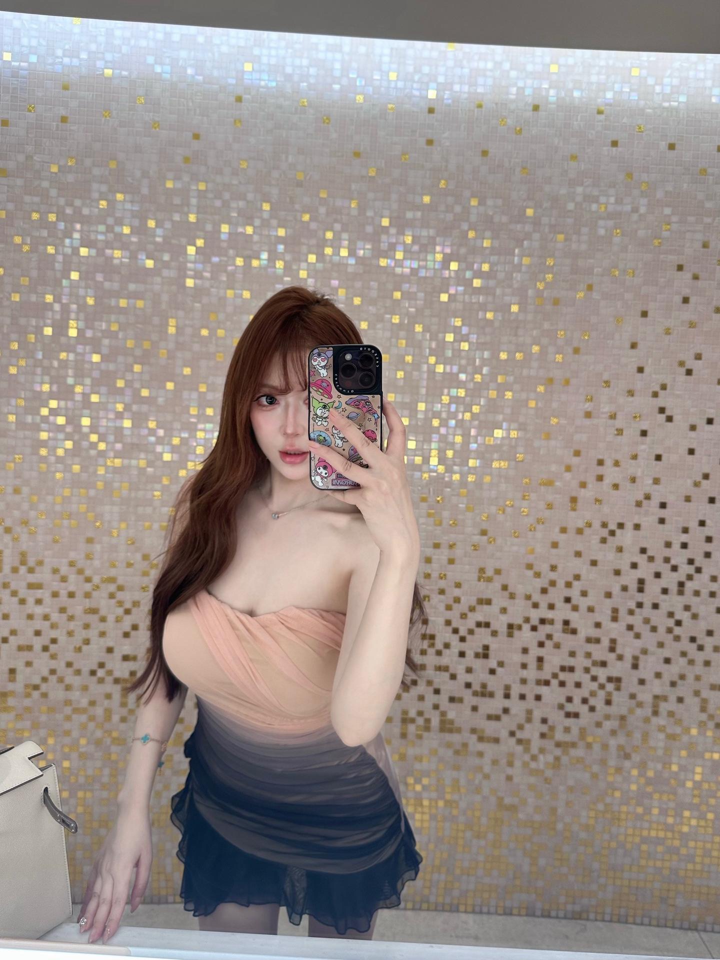 迷人的笑脸吸引视线。