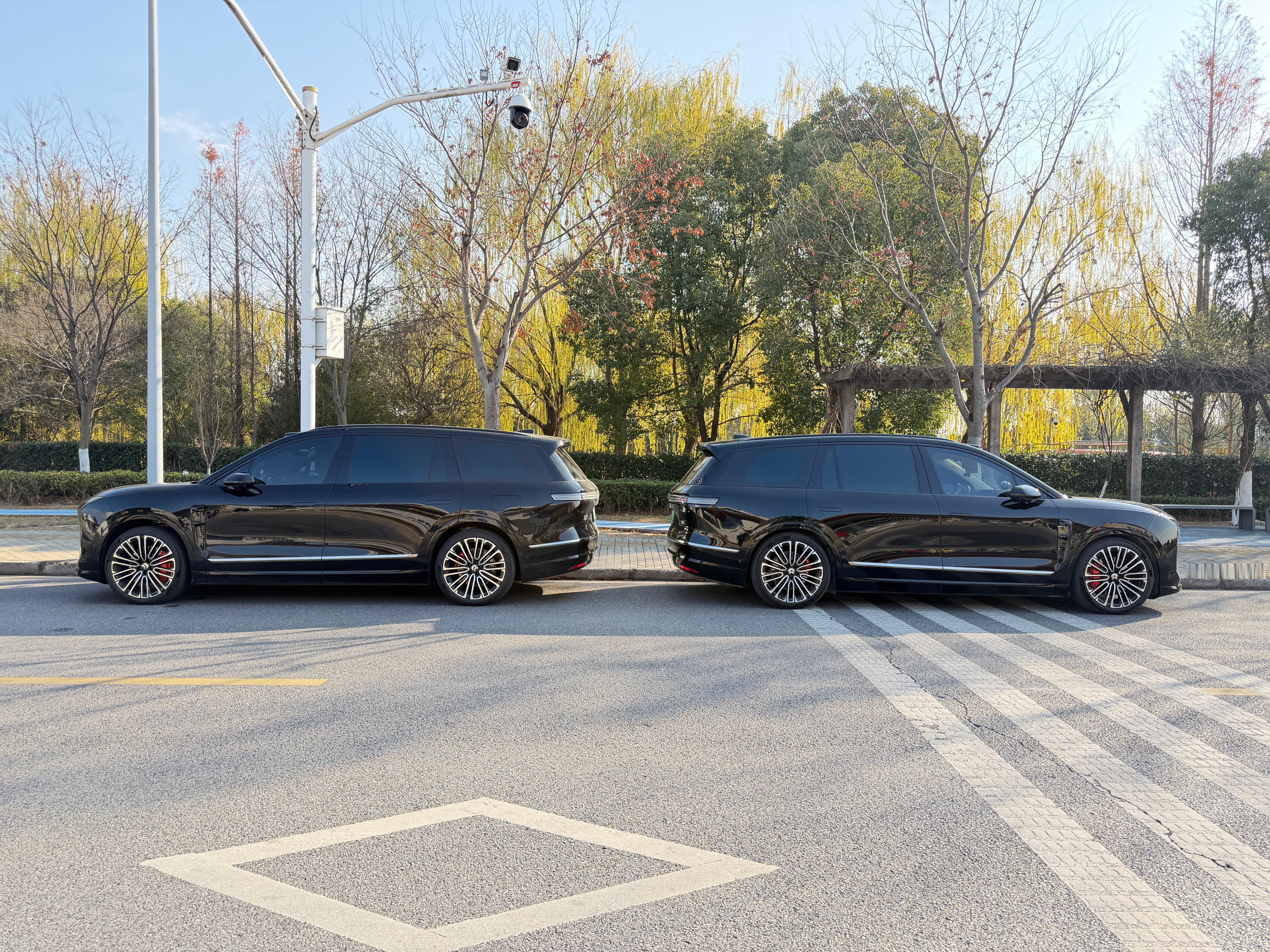 来游泳，碰到个新8车友，停个背靠背。