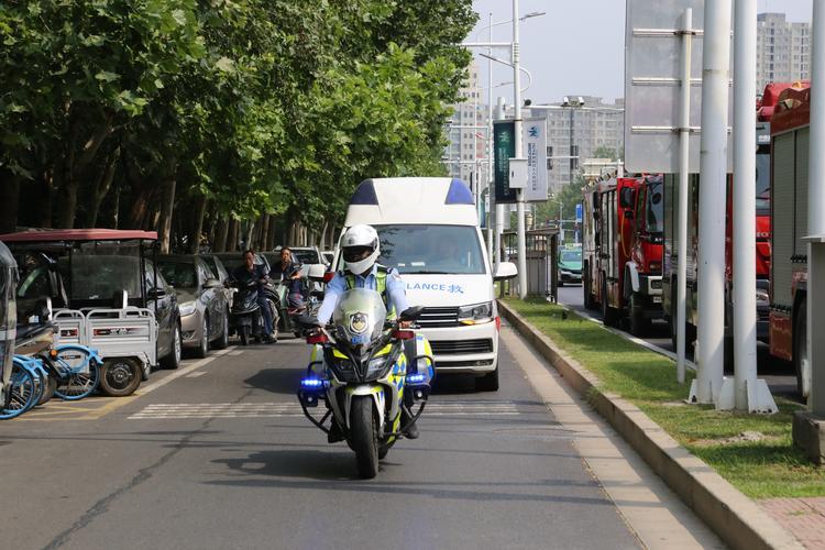 唐山晚高峰，一男子突发身体不适急需送医，却遇严重拥堵。交警指挥中心立即调度，铁骑