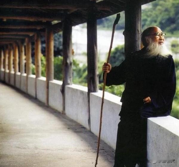 1983年，一个84岁的老人，右眼瞎了，封笔多年，走路都很费劲了。一个29岁的绝