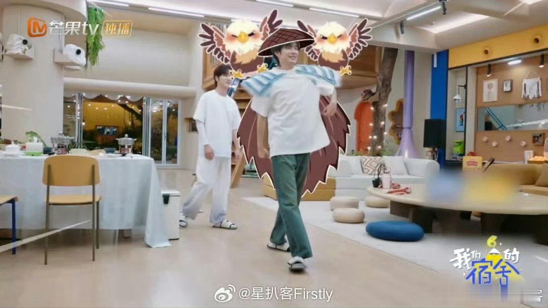 杨迪说张颜齐垫肩像梯田我们的宿舍张颜齐的肩成了行走的“表情包”，杨迪当场模仿：“