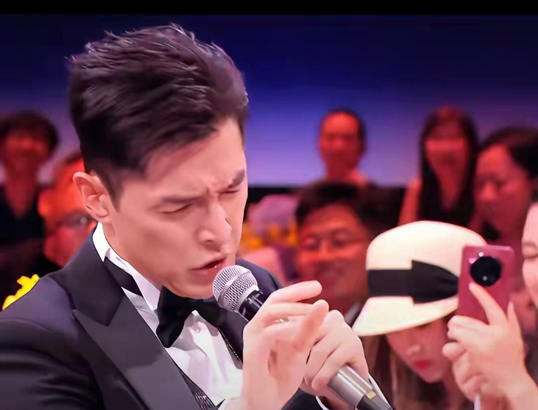 谁也没想到，一向沉稳内敛的胡歌，也会有这么放飞的一刻。
 
褪去平日里儒雅的模样
