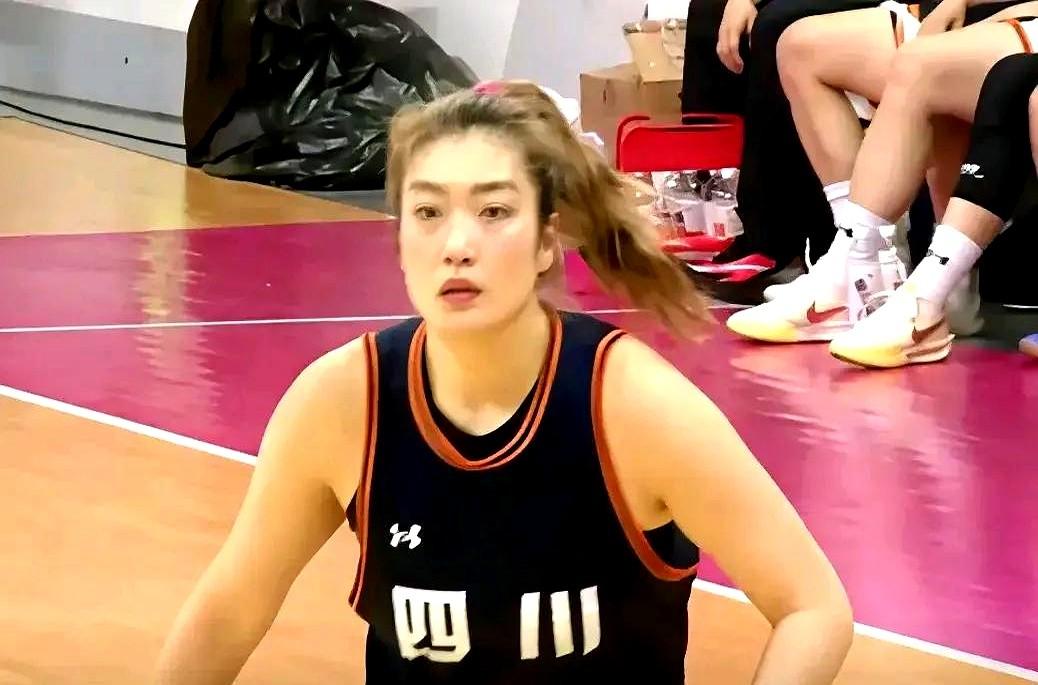 25分4板5助，李梦把全运会打成了个人秀。

镜头扫过替补席，宫鲁鸣托腮看得直点
