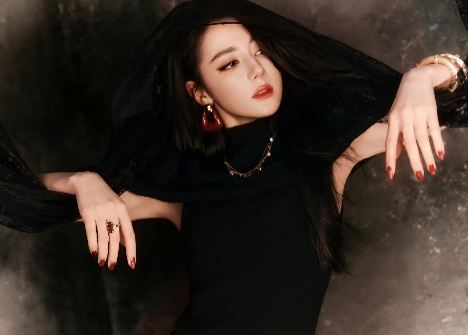 迪丽热巴回京后独自去做美容狗仔跟了迪丽热巴多少回了，什么也没拍到，这恰恰证明热巴