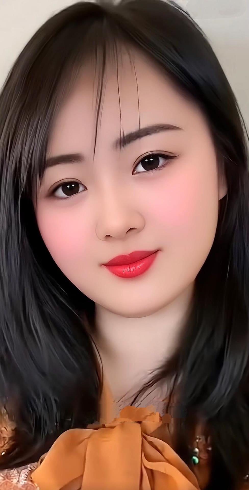 甜美少女风，红唇与黑发相得益彰，尽显青春活力！💄💁‍♀️