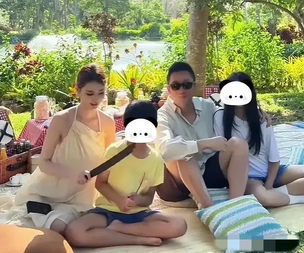 这张汪小菲一家四口巴厘岛野餐照的信息量真是太大了。
汪希箖表面上和马筱梅拿着木剑