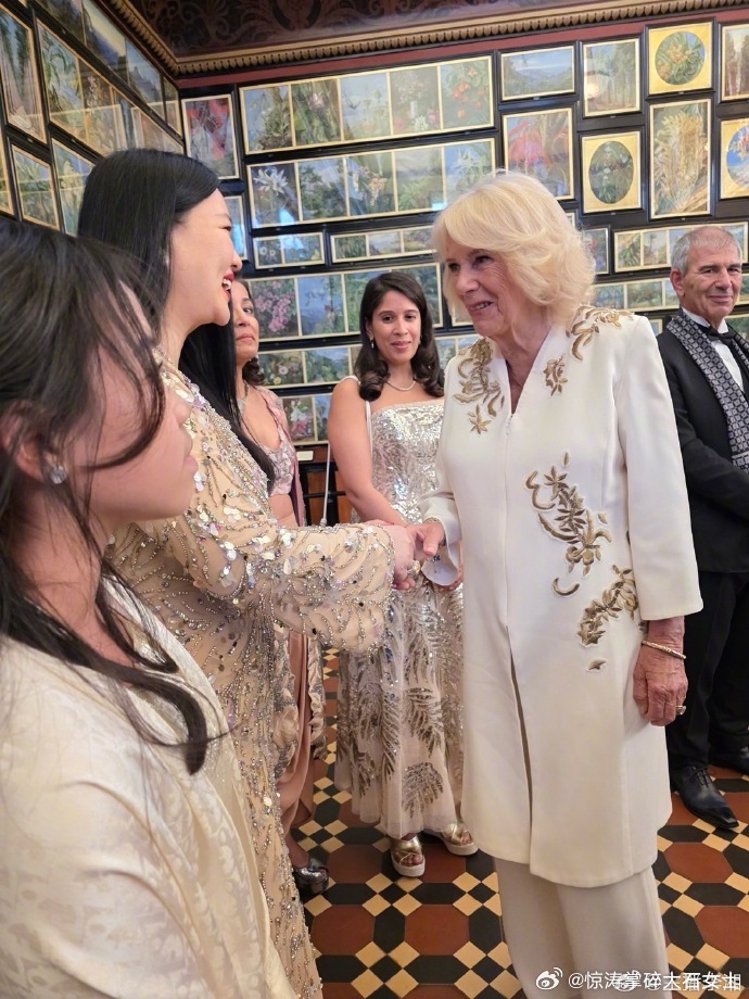 ​​年度最养眼母女档！李湘王诗龄同框太吸睛​​当她们亮相皇室聚会时，展现的是中国