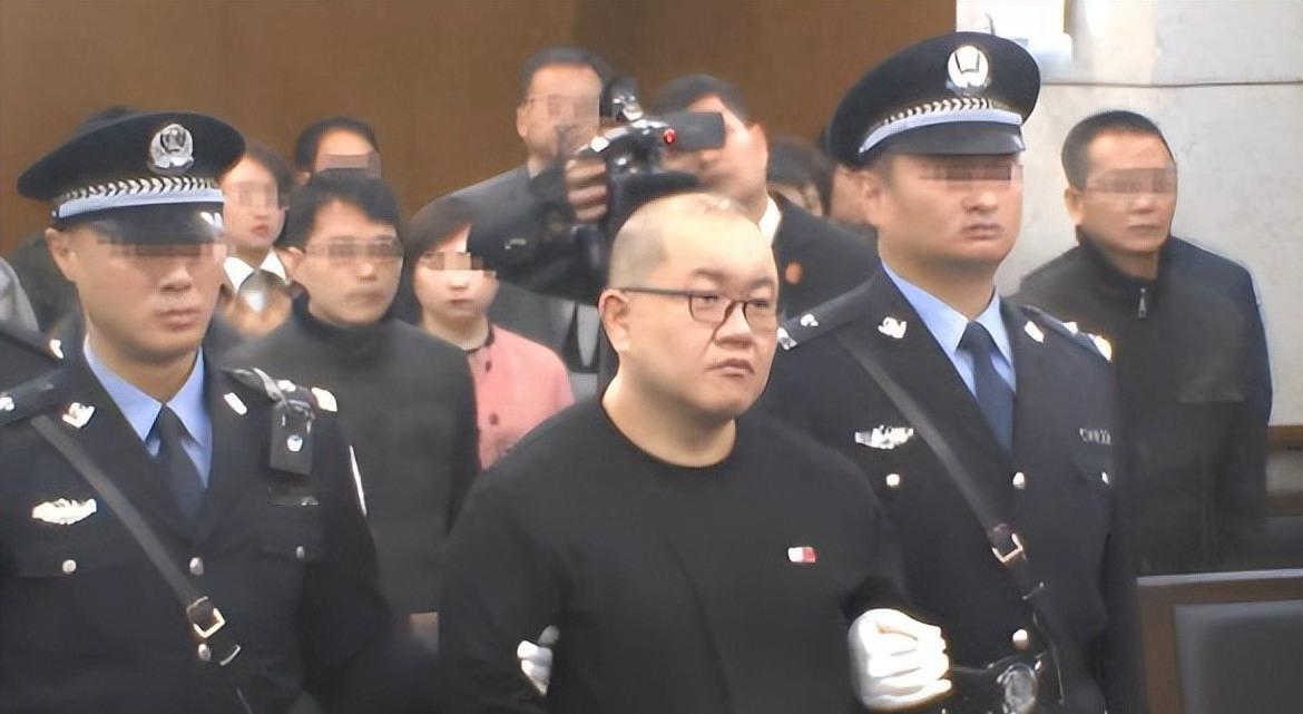 这件事不是电视剧，是真事，我查过2026年央视的通报和云南高院的文书，一笔笔都清