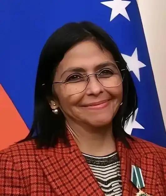 美国把人家总统抓走想抢石油，结果委内瑞拉56岁女代总统不按套路出牌，释放政治犯、