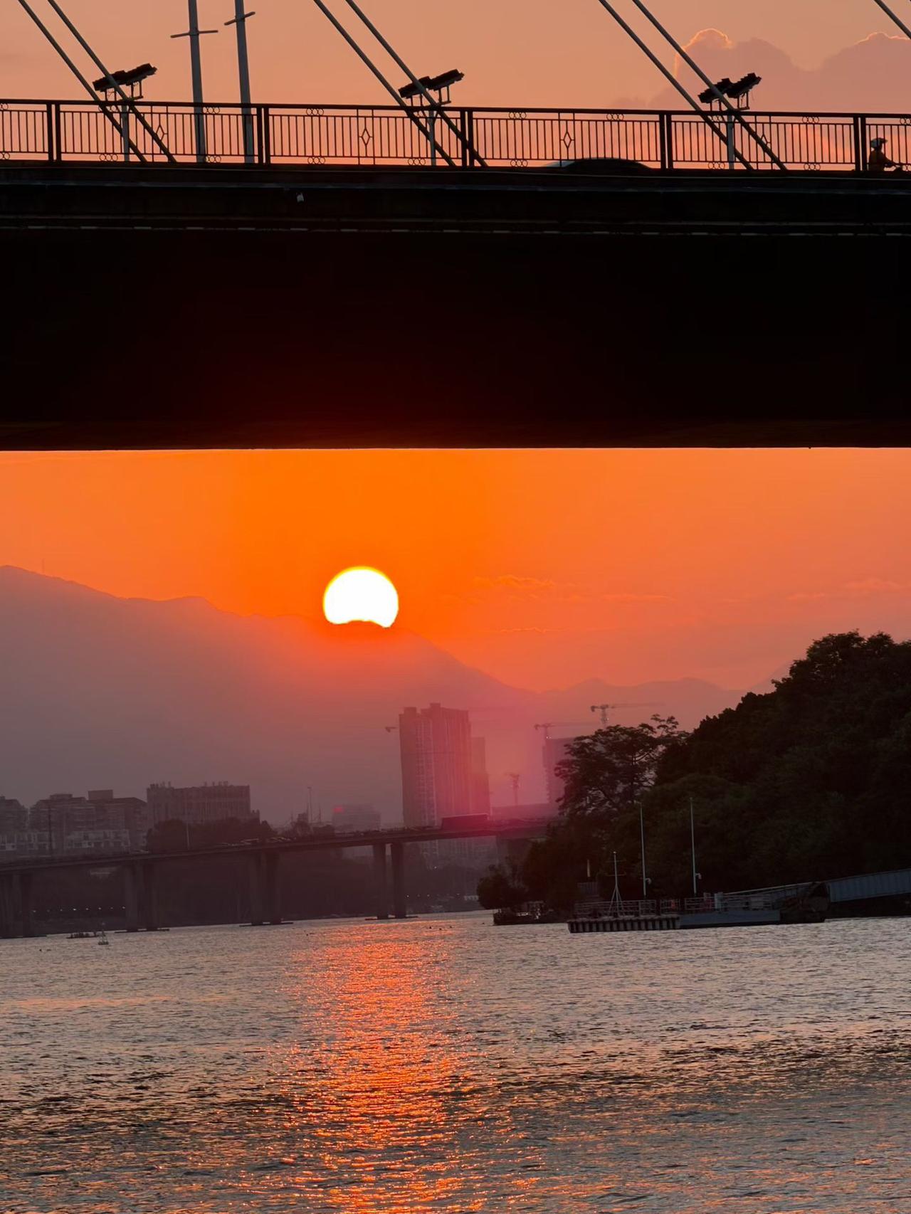天边夕阳洒下的光，照着谁的诗和远方！