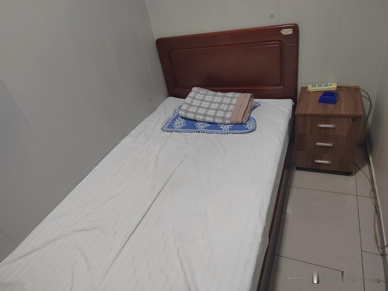 去东营在汽车西站附近的吉祥旅馆住了一晚，真是噩梦。看着房间外观干净，实际卫生状况