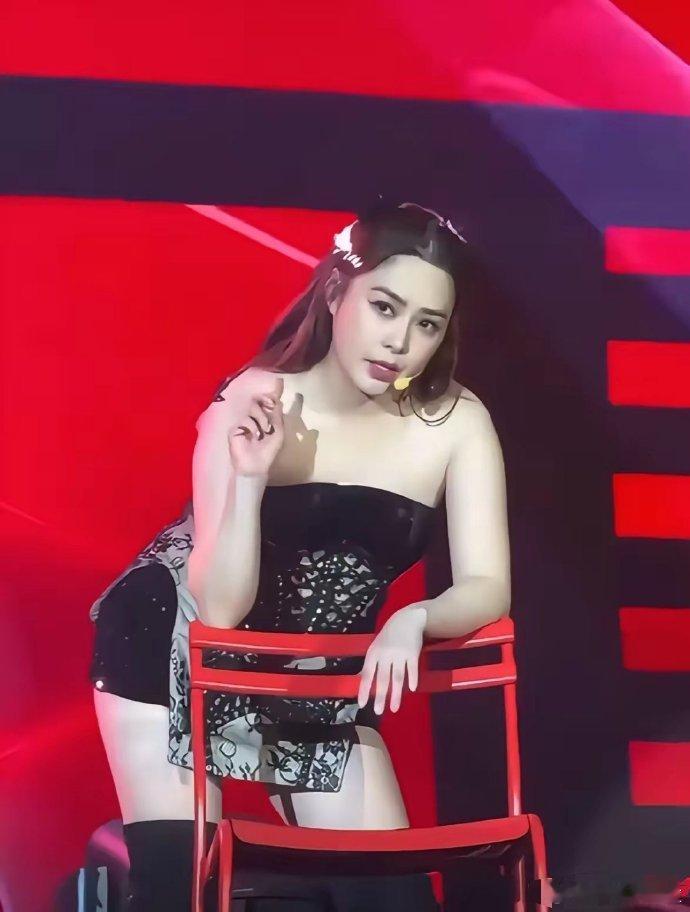 阿娇自信满满，对身材毫无焦虑。 