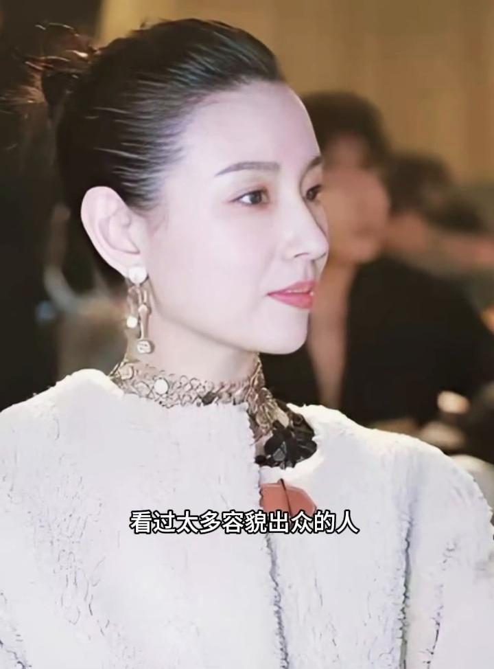 她的侧颜天生优越，面部线条干净利落，高挺的鼻梁恰到好处。从业多年的摄影师感慨，看