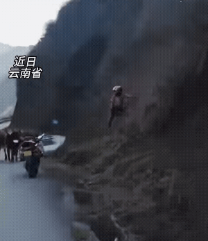 牛:兄弟！下来挪一下车，你的摩托车挡着道了。
人:牛哥！你们不走，我可挪不了。