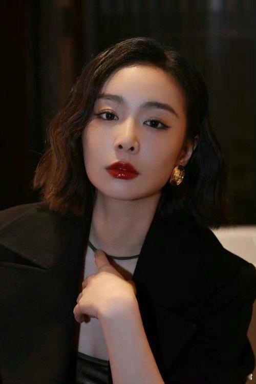 高叶美丽冻人具象化周五晚高疯 从片场坚持到红毯绽放，每个“冻人”瞬间都是她职业信