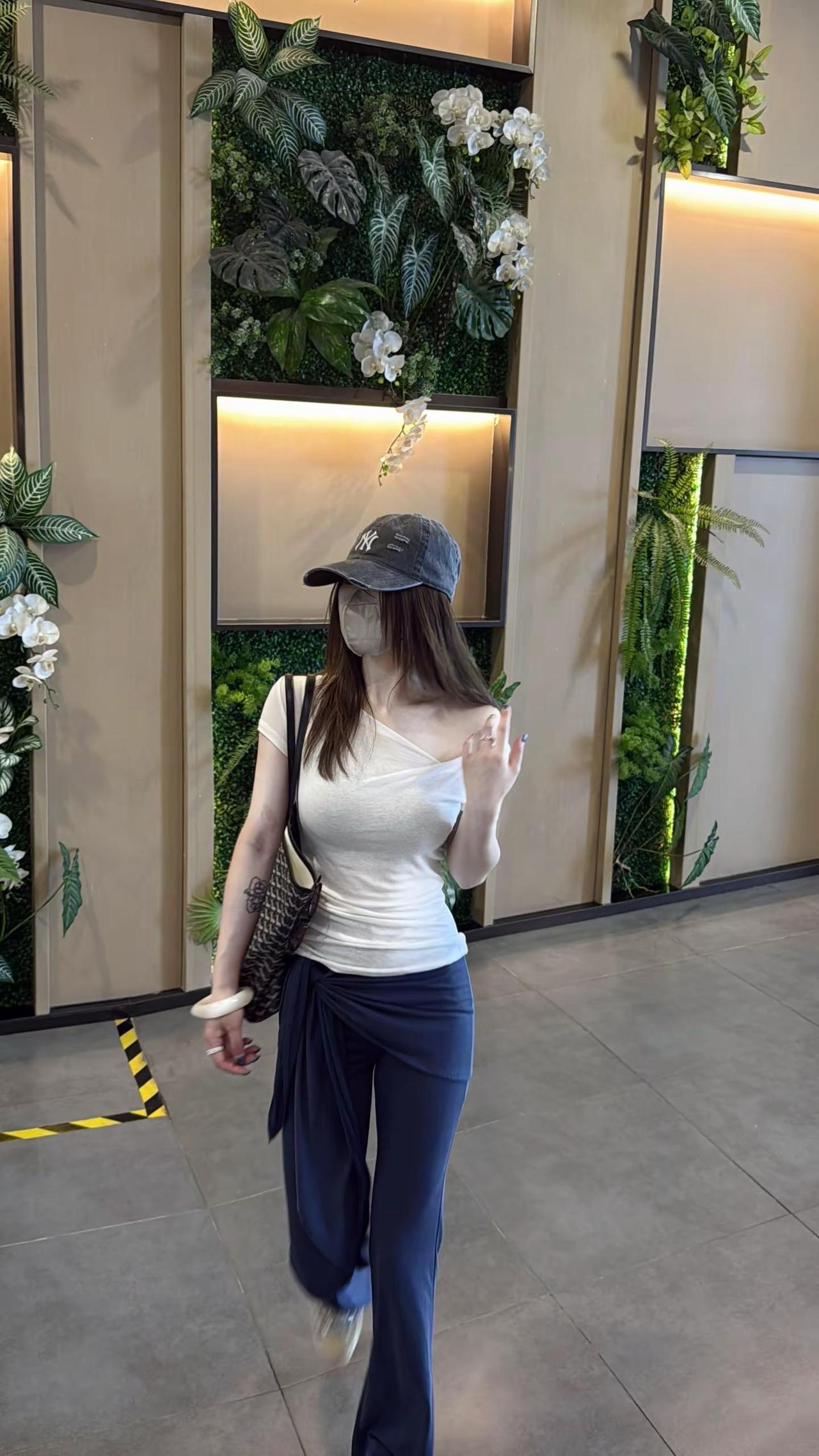 显瘦天花板！这套把身材拿捏死了。五一出游穿搭 显身材穿搭 露肩穿搭 显瘦上衣