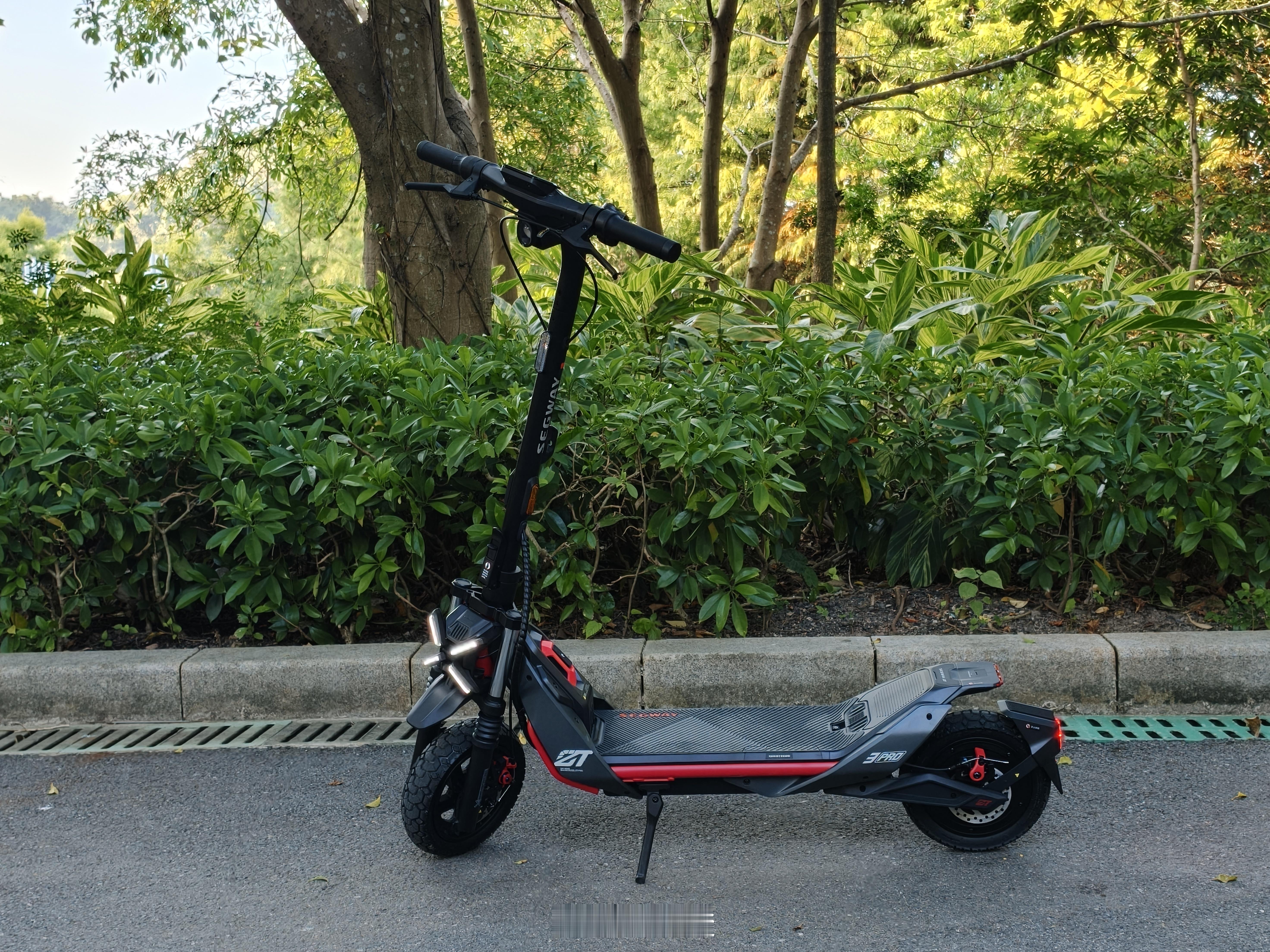 「试驾」一下新买的赛格威ZT3 Pro，这应该是目前配置最强的滑板车之一。这车定