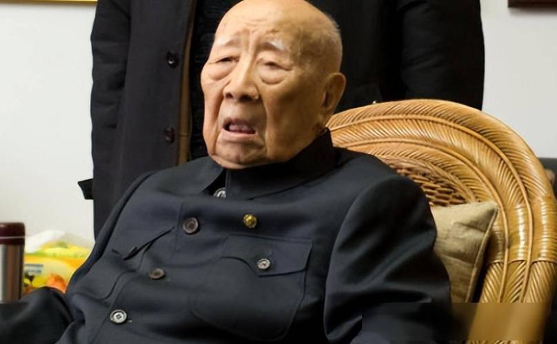 1984年那年,曾思玉刚离休不久,大连黑石礁一带,时常有一个老人骑着自行车往水库
