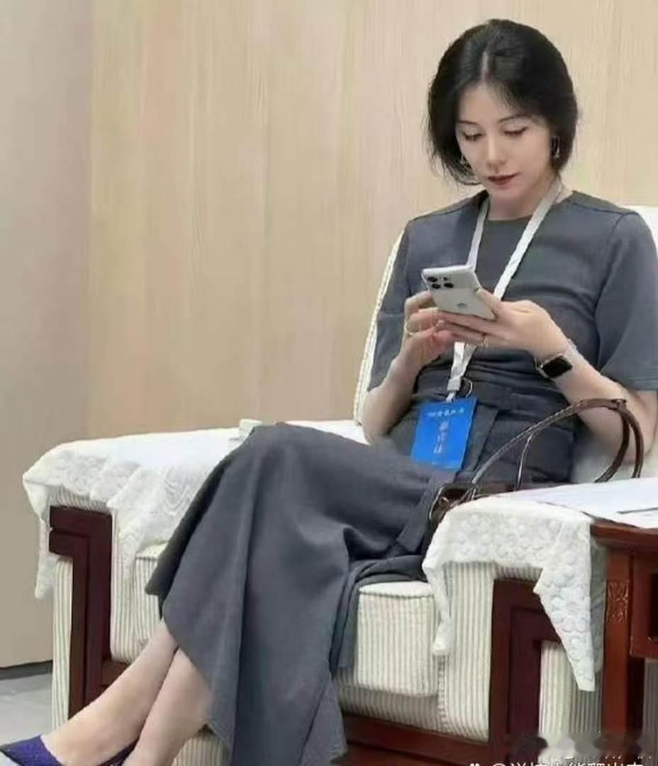 得承认蔚来的老板娘确实好看，谁都忍不住多看两眼 