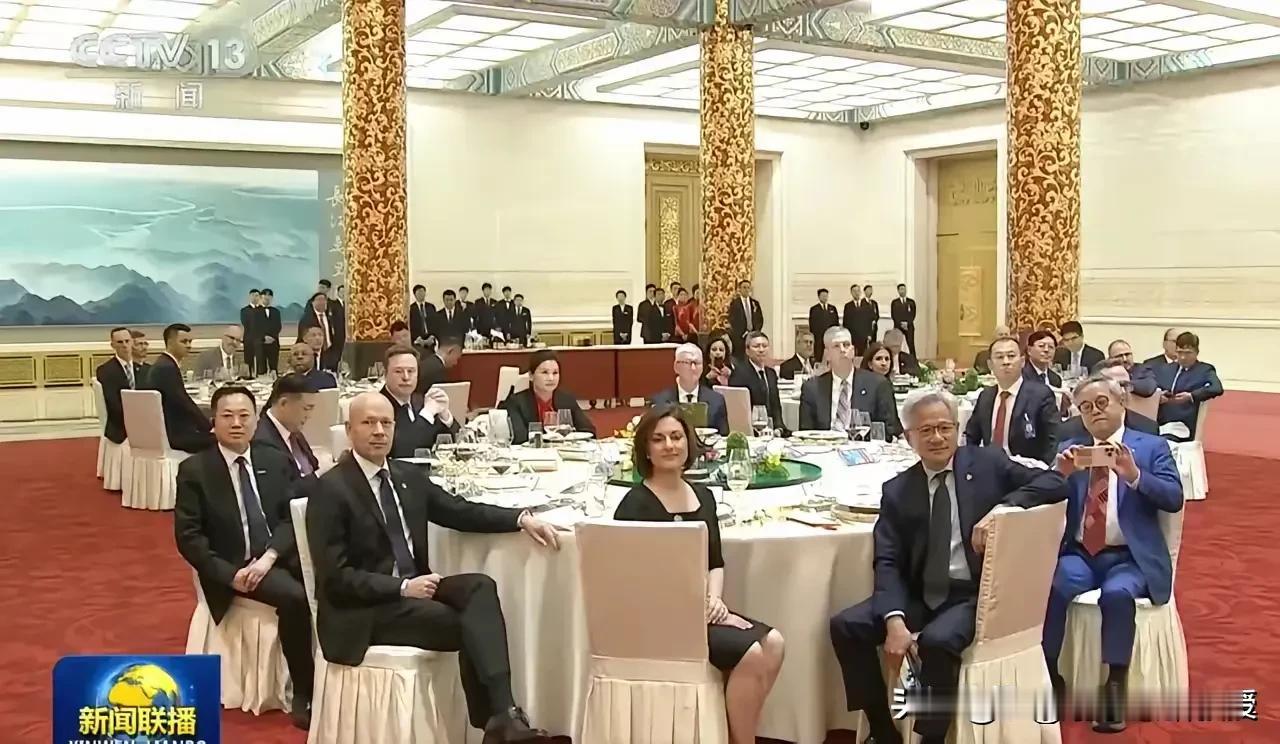 今晚特朗普回去后，预计白宫宴会厅要加速建造了！
 
昨天访华晚宴的气派场景，尤其