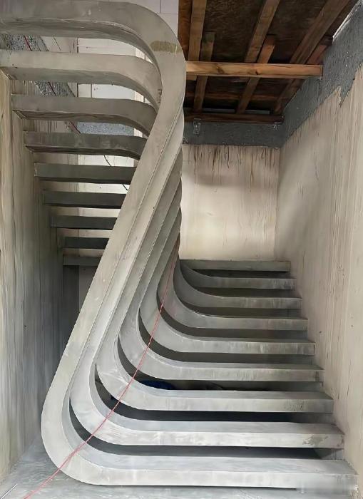 在老家建个房子真的太难了，今天又被父母劈头盖脸的骂了一顿 这个楼梯到底怎么了 ​