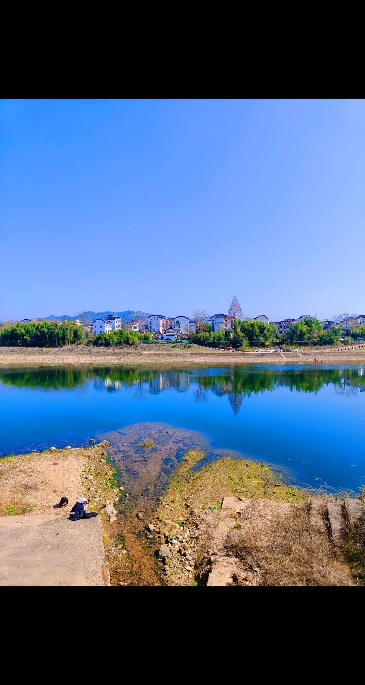 小河对岸就是外婆家~
记得小时候去外婆家
这条河上还有渡船🚢
人工撑船的那种。