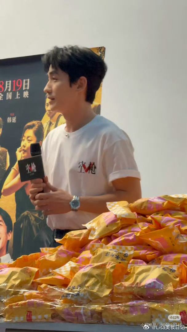 本人又白又水灵，说话谦逊真诚，去南开说是来学习的，在体院聊父母是运动员，还自费准