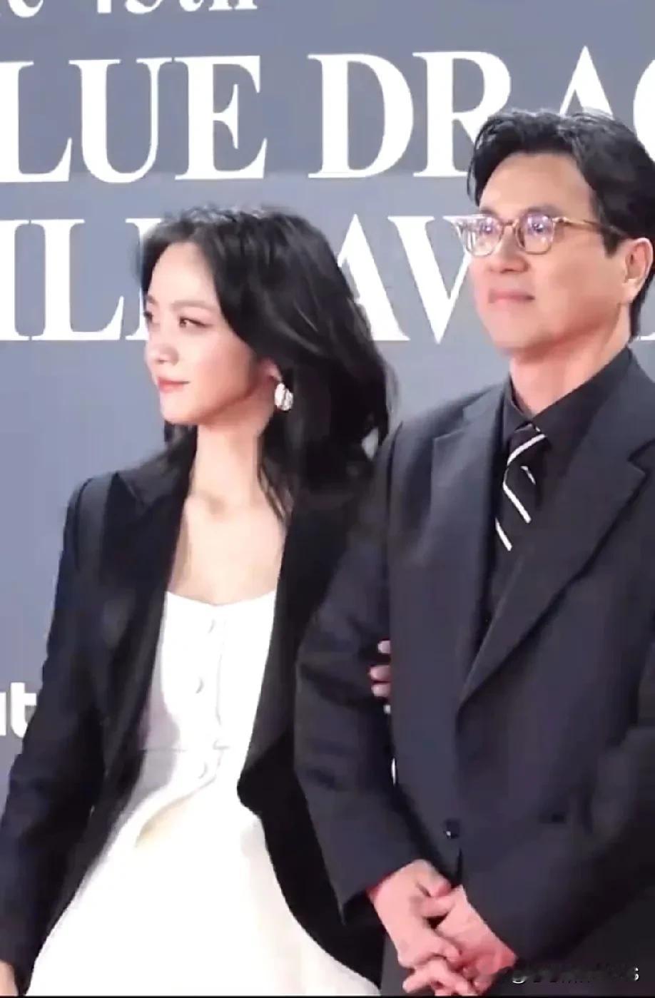 汤唯的韩国老公这气质啊，帅中还透着书卷气，看着就让人觉得是个好脾气的人。有人猜测