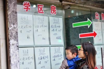 给孩子买不买学区房，真是家长们的世纪难题。支持的人觉得，优质学区师资强、学风好，