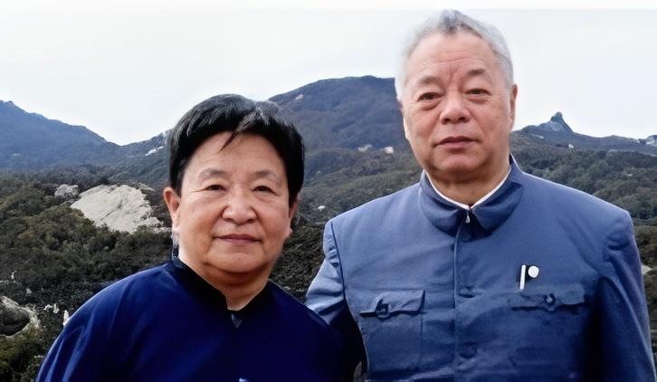 作为主席之女，李讷第一段婚姻生活却并不圆满，在和丈夫离婚后，她独自抚养儿子，生活