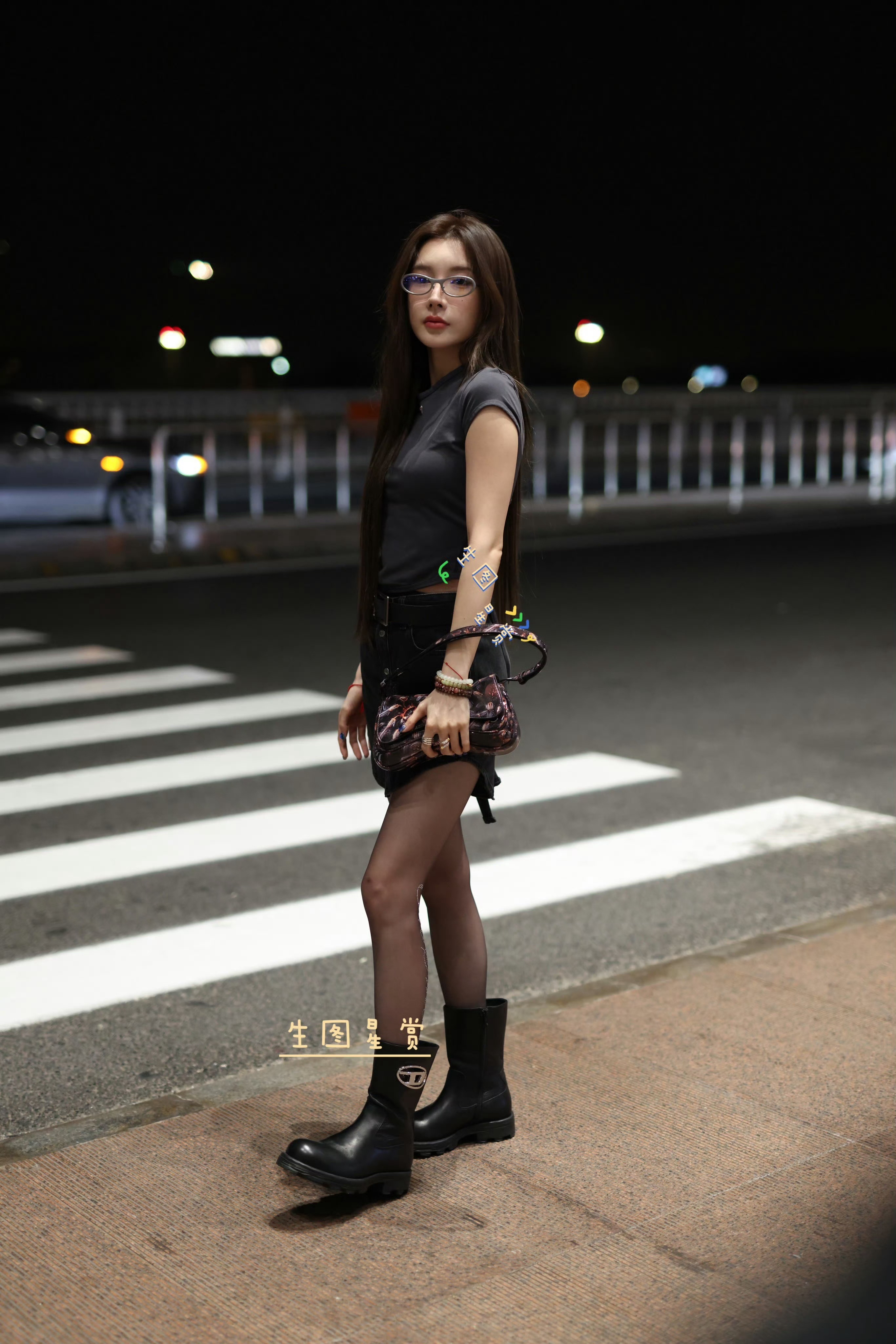 戴燕妮 🖤 机场出发米兰生图，黑丝美腿 ​​​
