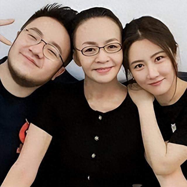 宋丹丹66岁生日宴曝光：俩孙子绕膝，儿媳一个举动暖哭全网