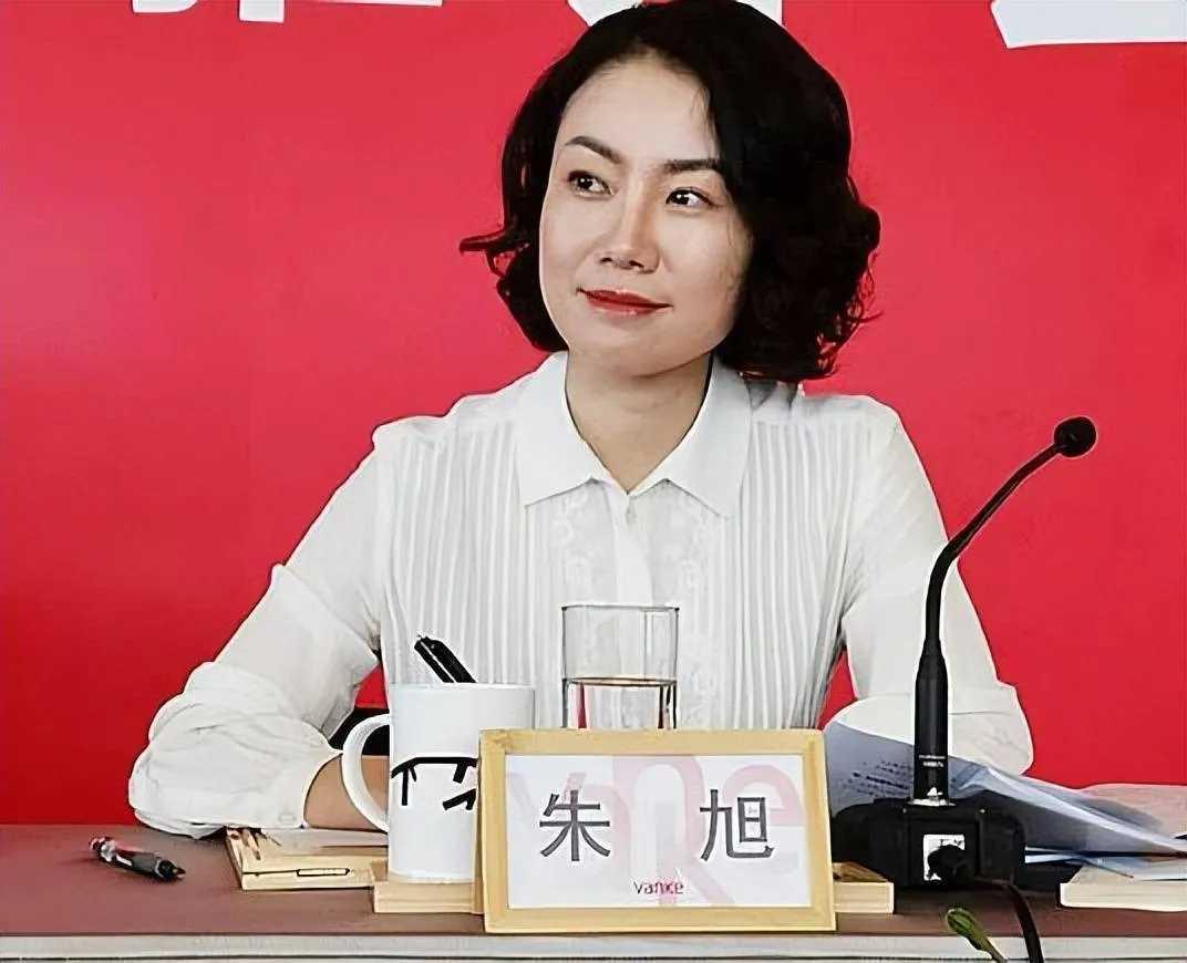 中国“最贵”女秘书朱旭，年薪849万，年终奖近千万，你认识她吗，如今已经49岁，
