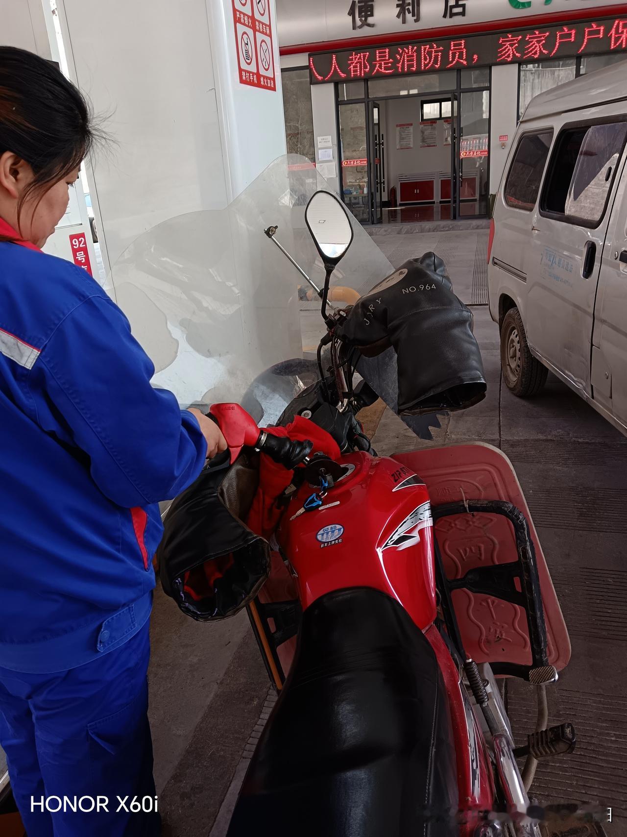 贵州对摩托车的友好


今天加油站看见贵州摩托车在加油站加油画面，可以摩托车加，