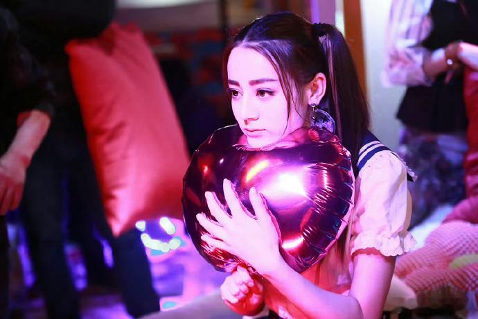 #迪丽热巴全裸背##迪丽热巴16年拍的广告# 迪丽热巴的每一个造型都好惊艳，尤其