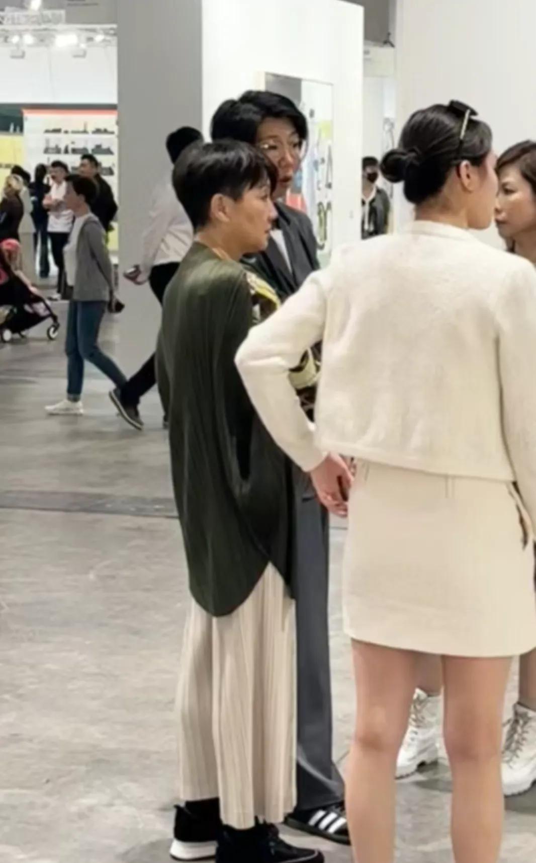 香港巴塞尔偶遇赌王四太和导演王岳伦，小香风套装的何超欣看着好高挑，身材很好，王岳